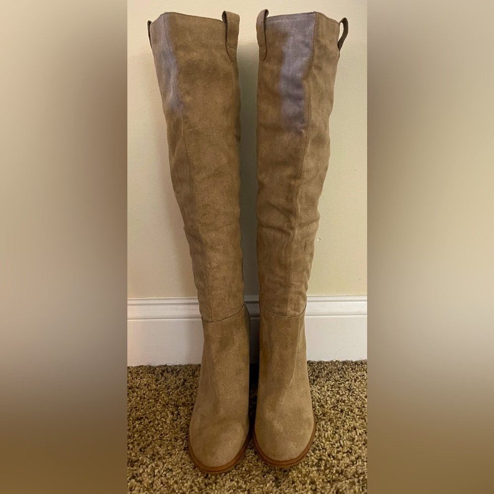 Oasis Society Heeled Knee High Boots in tan. Size 8.5.